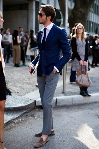Comment porter une cravate noire pour un style elégantes à 30 ans: Pense à porter un blazer bleu marine et une cravate noire pour un look classique et élégant. Si tu veux éviter un look trop formel, fais d'une paire de slippers en daim marron ton choix de souliers.