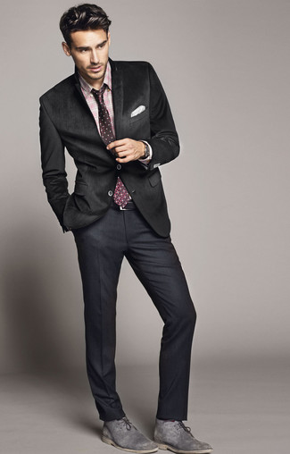 Comment porter une cravate á pois bordeaux quand il fait chaud à 30 ans: Pense à marier un blazer noir avec une cravate á pois bordeaux pour dégager classe et sophistication. Mélange les styles en portant une paire de bottines chukka en daim grises.