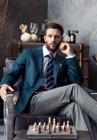 Comment porter une cravate à rayures verticales bleue pour un style elégantes quand il fait chaud: Harmonise un blazer bleu canard avec une cravate à rayures verticales bleue pour un look pointu et élégant.