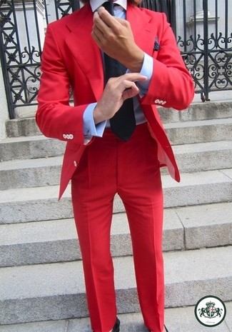 Comment porter une pochette de costume á pois bleu marine: Essaie de marier un blazer rouge avec une pochette de costume á pois bleu marine pour un look confortable et décontracté.