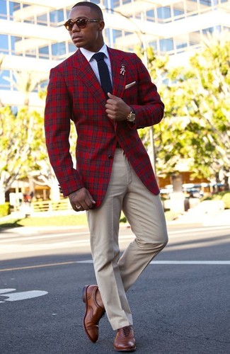 Comment porter un blazer écossais rouge: Associe un blazer écossais rouge avec un pantalon de costume beige pour dégager classe et sophistication. Une paire de chaussures brogues en cuir marron est une option parfait pour complèter cette tenue.