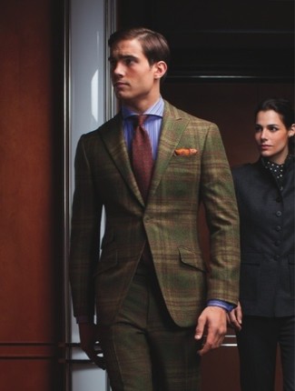 Comment porter une cravate imprimée cachemire bordeaux: Opte pour un blazer écossais olive avec une cravate imprimée cachemire bordeaux pour un look classique et élégant.