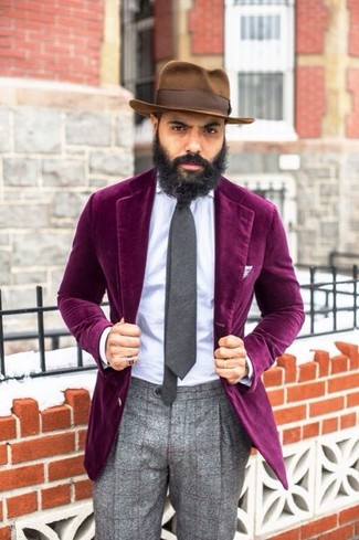 Comment porter un blazer pourpre: Associe un blazer pourpre avec un pantalon de costume en laine écossais gris pour dégager classe et sophistication.