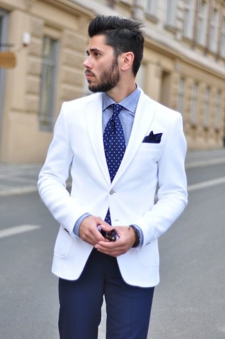 Comment porter une cravate á pois bleu marine: Choisis un blazer blanc et une cravate á pois bleu marine pour une silhouette classique et raffinée.