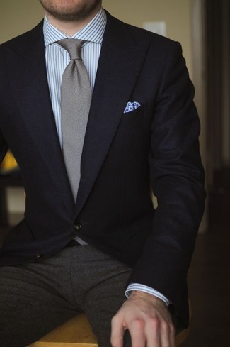 Comment porter une pochette de costume imprimée bleu marine et blanc: Pense à marier un blazer noir avec une pochette de costume imprimée bleu marine et blanc pour un look idéal le week-end.