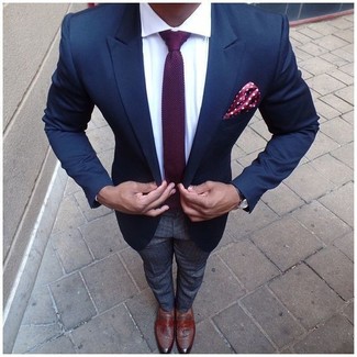 Comment porter une cravate pourpre: Choisis un blazer bleu marine et une cravate pourpre pour une silhouette classique et raffinée. Une paire de mocassins à pampilles en cuir marron est une option astucieux pour complèter cette tenue.