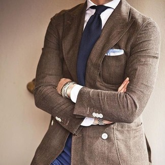 Comment porter une cravate en tricot bleu marine: Pense à harmoniser un blazer marron avec une cravate en tricot bleu marine pour un look classique et élégant.