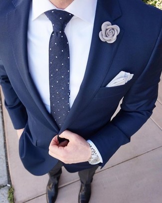 Comment porter une broche grise: Pour une tenue aussi confortable que ton canapé, pense à marier un blazer bleu marine avec une broche grise. Une paire de chaussures richelieu en cuir noires ajoutera de l'élégance à un look simple.