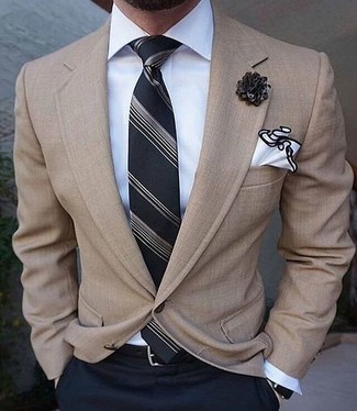 Comment porter une cravate à rayures verticales noire: Pense à harmoniser un blazer marron clair avec une cravate à rayures verticales noire pour dégager classe et sophistication.