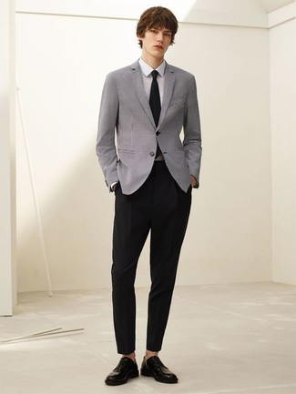 Comment porter un blazer gris: Associe un blazer gris avec un pantalon de costume noir pour un look pointu et élégant. Cette tenue est parfait avec une paire de chaussures derby en cuir noires.