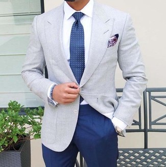 Comment porter un blazer gris avec un pantalon bleu marine en été: Harmonise un blazer gris avec un pantalon bleu marine pour un look pointu et élégant. Nous trouvons que pour pour les journées estivales cette tenue est idéale.
