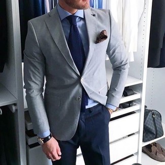 Comment porter une cravate en tricot bleu marine et blanc: Pense à harmoniser un blazer gris avec une cravate en tricot bleu marine et blanc pour un look pointu et élégant.