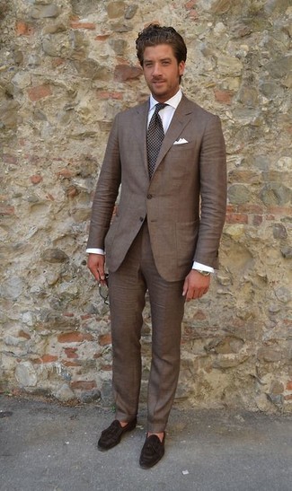 Comment porter une cravate á pois grise: Pense à porter un blazer marron et une cravate á pois grise pour un look classique et élégant. Termine ce look avec une paire de mocassins à pampilles en daim marron foncé.