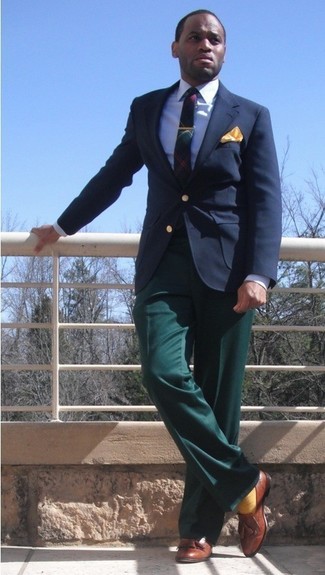 Comment porter un pantalon de costume olive: Fais l'expérience d'un style classique avec un blazer bleu marine et un pantalon de costume olive. Une paire de mocassins à pampilles en cuir marron est une option parfait pour complèter cette tenue.