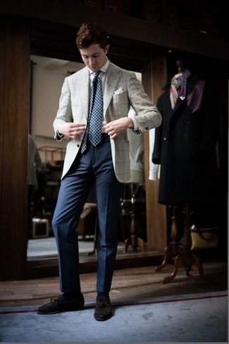 Comment porter une cravate écossaise bleu marine et vert: Harmonise un blazer écossais beige avec une cravate écossaise bleu marine et vert pour un look classique et élégant. Cet ensemble est parfait avec une paire de mocassins à pampilles en daim marron foncé.