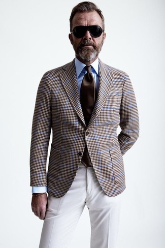 Comment porter une cravate marron foncé après 50 ans: Pense à marier un blazer en pied-de-poule marron avec une cravate marron foncé pour un look classique et élégant.