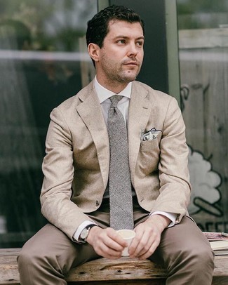 Comment porter une cravate grise en été à 30 ans: Harmonise un blazer beige avec une cravate grise pour un look pointu et élégant. En fait, cette tenue d'été est une belle trouvaille.