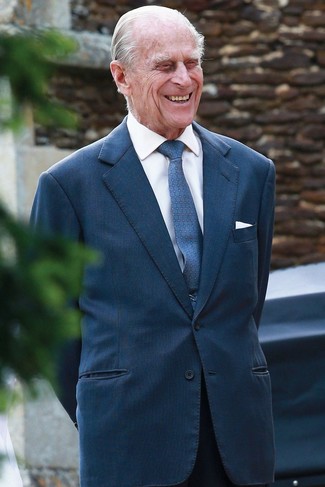 Tenue de Prince Philip: Blazer bleu canard, Chemise de ville blanche, Pantalon de costume noir, Cravate imprimée bleue