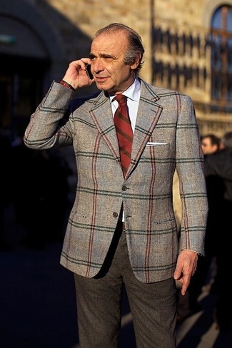 Comment porter une cravate à rayures horizontales rouge: Opte pour un blazer écossais gris avec une cravate à rayures horizontales rouge pour dégager classe et sophistication.
