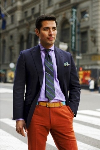 Comment porter une cravate multicolore: Pense à opter pour un blazer bleu marine et une cravate multicolore pour dégager classe et sophistication.