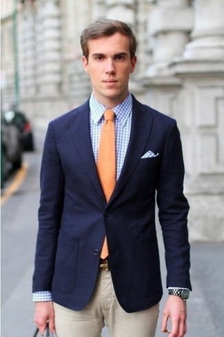 Comment porter une cravate moutarde: Associe un blazer bleu marine avec une cravate moutarde pour une silhouette classique et raffinée.