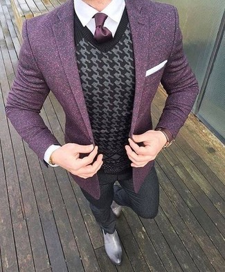 Comment porter un blazer en laine violet: Associe un blazer en laine violet avec un pantalon de costume en laine gris foncé pour un look pointu et élégant. Jouez la carte décontractée pour les chaussures et fais d'une paire de bottines chelsea en cuir grises ton choix de souliers.