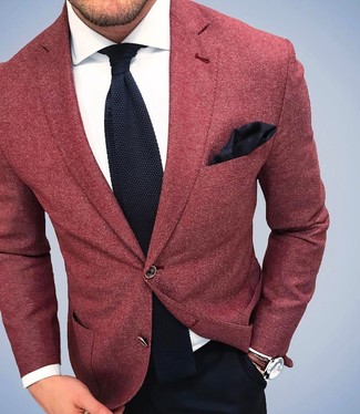 Comment porter une cravate en tricot noire et blanche en été à 30 ans: Opte pour un blazer en laine rouge avec une cravate en tricot noire et blanche pour un look classique et élégant. Cette tenue est un bel exemple de la tenue toute estivale.