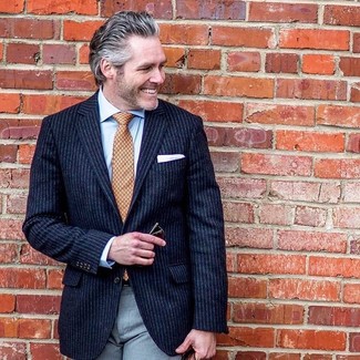 Comment porter une cravate orange pour un style elégantes quand il fait chaud après 40 ans: Opte pour un blazer à rayures verticales bleu marine avec une cravate orange pour une silhouette classique et raffinée.