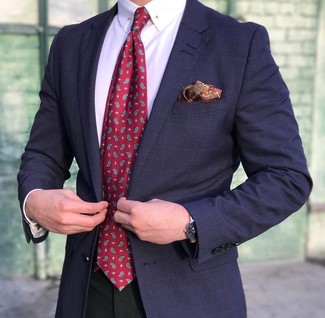 Comment porter une cravate imprimée cachemire rouge: Associe un blazer écossais bleu marine avec une cravate imprimée cachemire rouge pour un look classique et élégant.