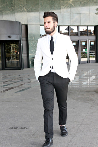 Des chaussures derby à porter avec un blazer blanc et noir pour un style elégantes à 20 ans: Choisis un blazer blanc et noir et un pantalon de costume noir pour dégager classe et sophistication. Complète ce look avec une paire de chaussures derby.