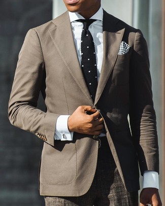 Comment porter une cravate en tricot noire: Pense à harmoniser un blazer marron avec une cravate en tricot noire pour un look classique et élégant.