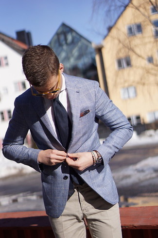 Comment porter un blazer écossais turquoise: Opte pour un blazer écossais turquoise avec un pantalon de costume beige pour dégager classe et sophistication.