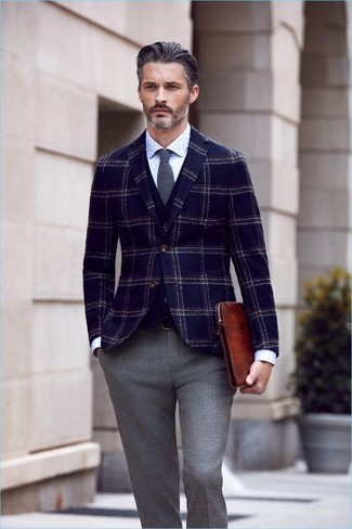 Comment porter une cravate en laine grise: Pense à marier un blazer en laine écossais bleu marine avec une cravate en laine grise pour un look pointu et élégant.