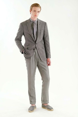 Tenue: Blazer gris, Chemise de ville à carreaux grise, Pantalon de costume gris, Espadrilles en toile grises