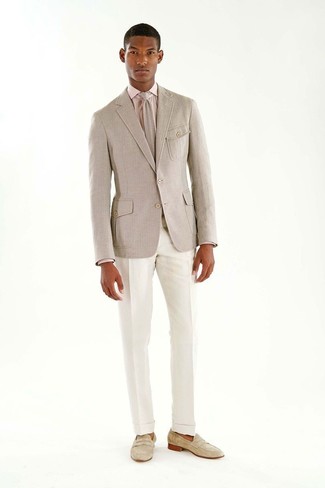 Tenue: Blazer en laine beige, Chemise de ville rose, Pantalon de costume blanc, Slippers en daim beiges