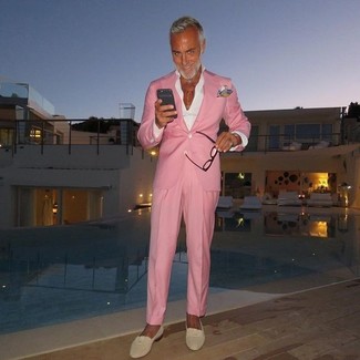 Tenue de Gianluca Vacchi: Blazer rose, Chemise de ville blanche, Pantalon de costume rose, Slippers en daim beiges