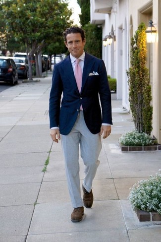 Comment porter une cravate rose: Essaie d'associer un blazer bleu marine avec une cravate rose pour dégager classe et sophistication. Jouez la carte décontractée pour les chaussures et choisis une paire de chaussures derby en daim marron foncé.