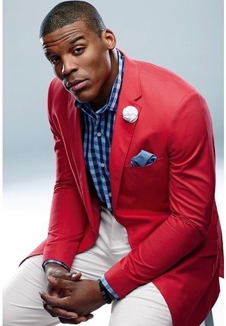 Comment porter une pochette de costume bleue à 20 ans: Harmonise un blazer rouge avec une pochette de costume bleue pour un look confortable et décontracté.