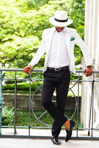 Tenue: Blazer blanc, Chemise de ville blanche, Pantalon de costume noir, Slippers en cuir noirs