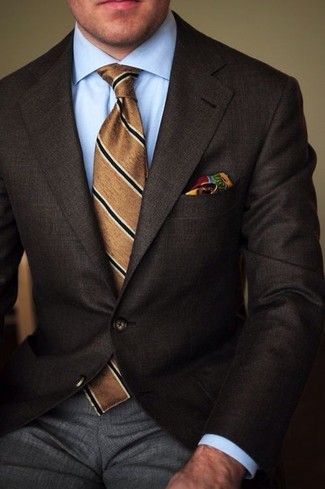 Comment porter une pochette de costume multicolore: Pense à opter pour un blazer marron foncé et une pochette de costume multicolore pour une tenue relax mais stylée.