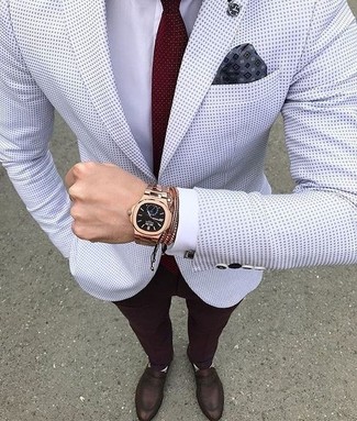 Comment porter une pochette de costume grise: Essaie d'associer un blazer á pois blanc avec une pochette de costume grise pour une tenue relax mais stylée. Opte pour une paire de slippers en cuir marron foncé pour afficher ton expertise vestimentaire.