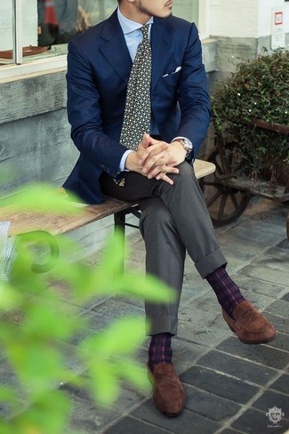 Comment porter des chaussettes violet clair: Pour une tenue aussi confortable que ton canapé, essaie d'harmoniser un blazer bleu marine avec des chaussettes violet clair. Une paire de slippers en daim marron rendra élégant même le plus décontracté des looks.