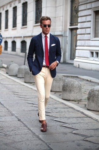 Comment porter une cravate rouge en été: Pense à porter un blazer bleu marine et une cravate rouge pour un look classique et élégant. Si tu veux éviter un look trop formel, fais d'une paire de slippers en cuir marron foncé ton choix de souliers. On trouve que pour l'été ce look est idéale et juste super.