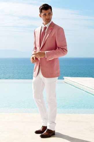 Comment porter un blazer rose: Pense à associer un blazer rose avec un pantalon de costume blanc pour une silhouette classique et raffinée. Une paire de chaussures richelieu en cuir marron est une option avisé pour complèter cette tenue.