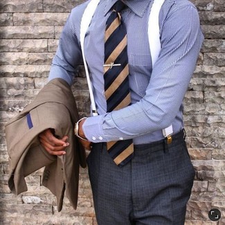 Comment porter une cravate à rayures verticales bleu marine et blanc: Pense à associer un blazer marron avec une cravate à rayures verticales bleu marine et blanc pour une silhouette classique et raffinée.