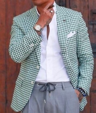 Comment porter un blazer en vichy vert: Associe un blazer en vichy vert avec un pantalon de costume gris pour un look classique et élégant.