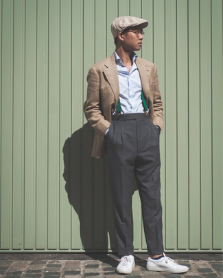 Comment porter des bretelles vertes: Pour une tenue aussi confortable que ton canapé, pense à porter un blazer marron clair et des bretelles vertes. Une paire de baskets basses en cuir blanches est une façon simple d'améliorer ton look.