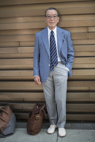 Comment porter un blazer bleu avec un pantalon gris en été après 60 ans: Essaie d'associer un blazer bleu avec un pantalon gris pour une silhouette classique et raffinée. Habille ta tenue avec une paire de baskets basses blanches. On trouve que pour pour les journées estivales cette tenue est idéale.