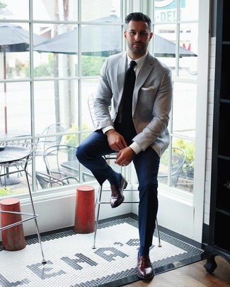 Comment porter un blazer gris pour un style elégantes quand il fait chaud à 30 ans: Pense à associer un blazer gris avec un pantalon de costume bleu marine pour un look classique et élégant. Une paire de slippers en cuir bordeaux est une option génial pour complèter cette tenue.