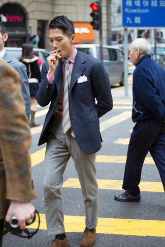 Comment porter une cravate grise pour un style elégantes en été à 30 ans: Associe un blazer bleu marine avec une cravate grise pour un look classique et élégant. Une paire de chaussures richelieu en daim marron est une option parfait pour complèter cette tenue. En bref, ce look d'été est sublime.